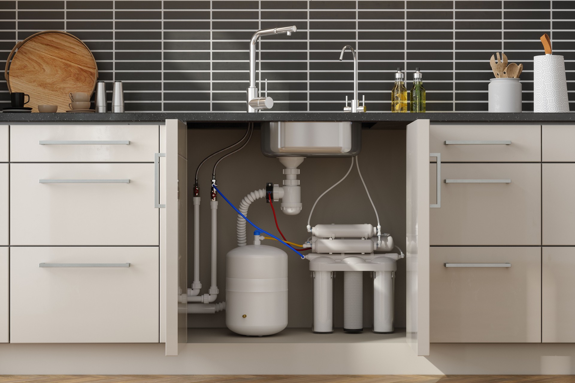 Vorderansicht des Umkehrosmose-Wasserfiltersystems im Küchenschrank